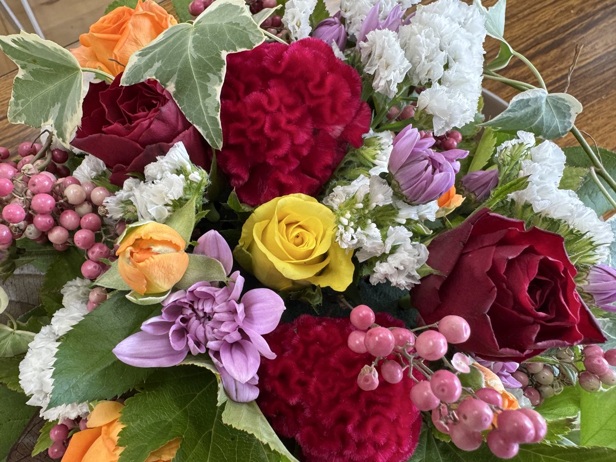 tyakityaki's tweet image. 秋のアレンジメント
秋らしいアレンジで玄関が華やかに！

急に秋らしくなって。
羽織りものが必要になってきたね。

秋楽しみましょう♪♪

#アレンジメント
#秋
#季節は進む
#花
#Flower
#習い事