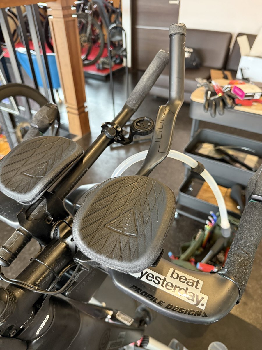 bikeshopforza's tweet photo. 本日のTTバイク作業
@TriathlonLumina 主催の
しろさとTTに向けて
エアロバーのアップデートと
ポジション見直し
TTバイクはロードバイク以上に
カスタムの楽しみがありますね🙂
#トライアスロン
#CEEPO
#PROFILEDESIGN https://t.co/kXk8YRFmq4