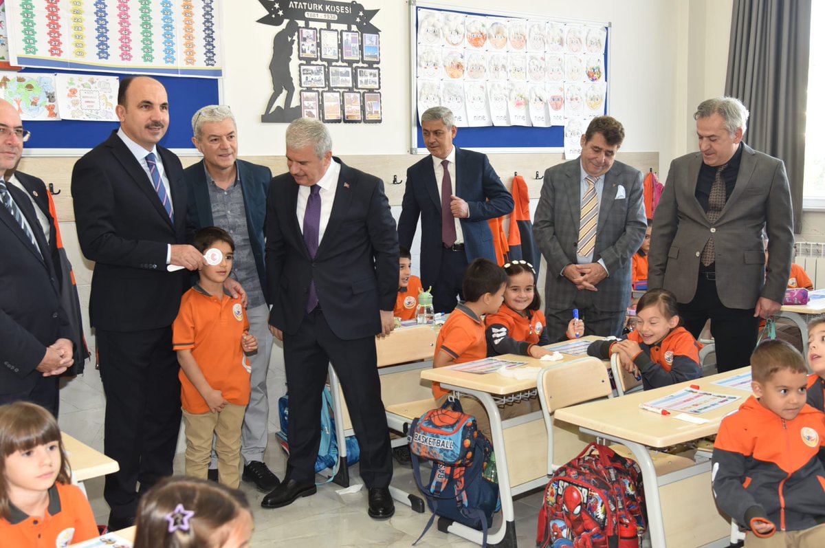 konyamem's tweet photo. Valimiz Sayın İbrahim Akın’ın Katılımıyla Selçuklu Şehit Musa Esat Kaya İlkokulunda Görme Taraması Yapıldı

Valiliğimiz himayelerinde; Konya Büyükşehir Belediyesi, Müdürlüğümüz ve Konya Optisyen-Gözlükçüler Odası iş birliğiyle Dünya Görme Günü etkinlikleri kapsamında, Selçuklu Şehit Musa Esat Kaya İlkokulunda öğrencilerimize yönelik görme taraması etkinliği yapıldı.

Sağlık ekiplerince 6 Ekim 2025 tarihinde gerçekleştirilen göz taramasında miyopi, hipermetropi, astigmatizma ve şaşılık gibi yaygın göz kusurlarının erken tespitinin sağlanarak gerekli yönlendirmelerin yapılması hedeflendi.

Programa, Konya Büyükşehir Belediye Başkanı Uğur İbrahim Altay, İl Milli Eğitim Müdürümüz Murat Yiğit, Selçuklu Kaymakamı Eflatun Can Tortop, Selçuklu Belediye Başkanı Ahmet Pekyatırmacı, İl Sağlık Müdürü Doç. Dr. Yusuf Yavuz ,Selçuklu İlçe Mili Eğitim Müdürü Sami Sağdıç, VI.Bölge Konya Optisyen-Gözlükçüler Odası Başkanı Hüseyin Fatih İşçimen, kurum ve kuruluşların yöneticileri ile öğretmenlerimiz katıldı.

@tcmeb @Yusuf__Tekin @TCKonyaValiligi @Vali_Akin 
@Konyabuyuksehir @u_ibrahim_altay @farukyelkenci 
@mebtegm @ebubekirsavasci  @gokhanmurat1 
#BizimOkulumuz #BaşarmayaHazırım #Konyamem