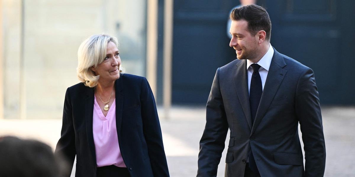 Tenez bon. Ils arrivent.