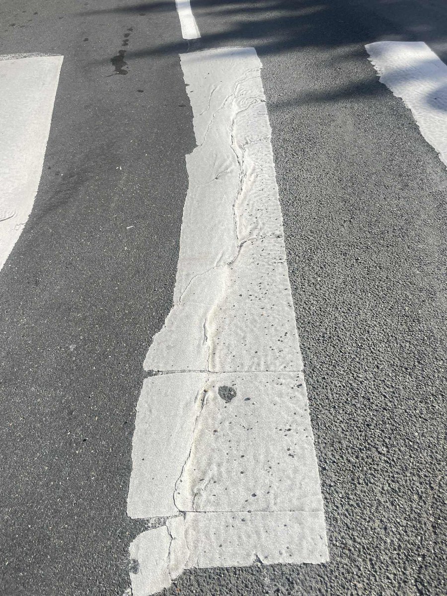 6 chutes en 1 an, toutes sur le même passage piéton défoncé…
Encore une aujourd’hui. On attend quoi ? Un blessé grave pour enfin agir ? 
<a href="/FlorianBercault/">Florian Bercault</a>  <a href="/antoinecaplan/">Antoine Caplan</a>