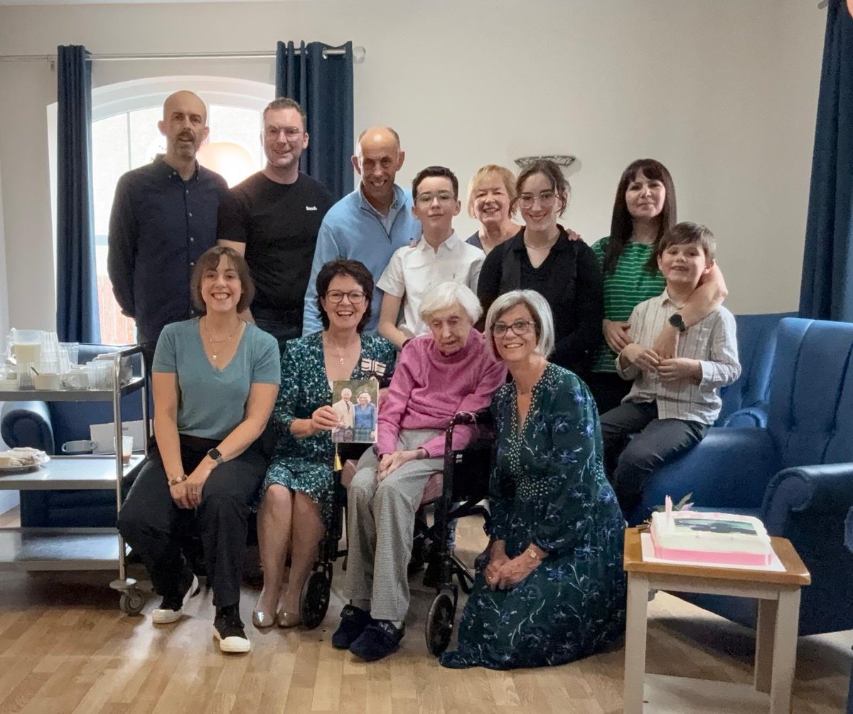 A very happy family occasion at Limavady’s Rush Hall Care Home as Helen Mark DL presented Isobel Royle with her 100th Birthday card from His Majesty King Charles and Queen Camilla. Four generations gathered for Isobel’s special day, there was great chat and delicious cake!!