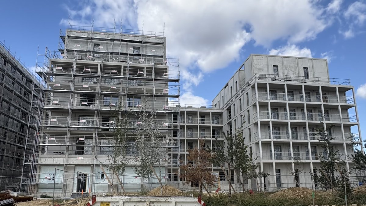 🏗 A Orly, Les Maçons Parisiens construisent en Entreprise Générale « Insouciance ».

🏠 Un ensemble immobilier de 72 logements répartis sur 2 bâtiments R+6, un équipement de quartier à rez-de-chaussée et un parc de stationnement sur deux niveaux de sous-sol :