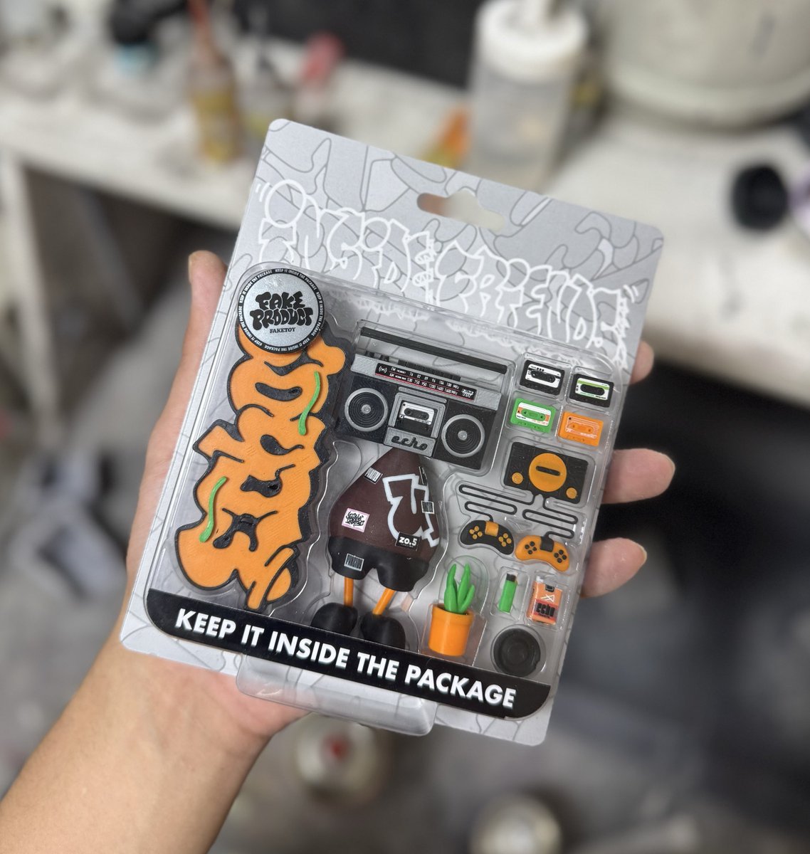その他 FAKETOY FLICKER FLICKER」 歩行者信号機モチーフの奴です。 頭部にミニLED仕込ん