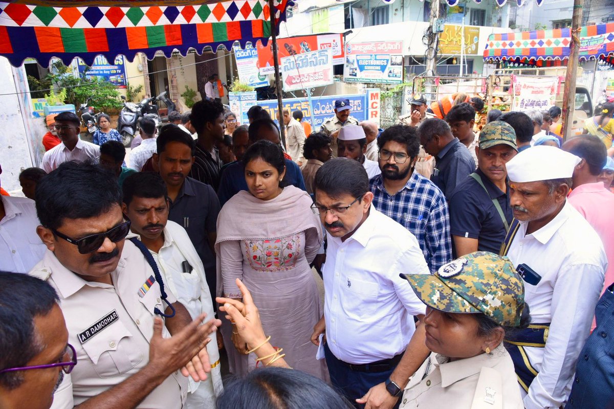cdmvzm's tweet photo. శ్రీ పైడితల్లి అమ్మవారి సిరిమాను పండగ సందర్భంగా భక్తుల అందరికీ సురక్షిత, సులభ దర్శనం కోసం బారికేడ్లు ఏర్పాటు చేశారు. 2,600 మంది సిబ్బంది పర్యవేక్షణతో ఉత్సవ ఏర్పాట్లు కొనసాగుతున్నాయని జిల్లా కలెక్టర్, ఎస్పీ తెలిపారు.
#Sirimanotsavam #PyditalliFestival
#SafeDarshan #Vizianagaram https://t.co/97huBmNQ2a
