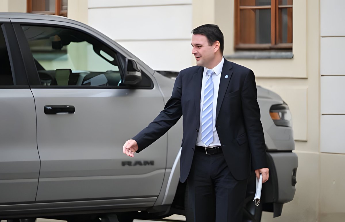 Nezlobte se na mě, ale pokud má někdo potřebu přijet na Pražský hrad americkým pickupem, asi ho trápí nějaký vnitřní problém.