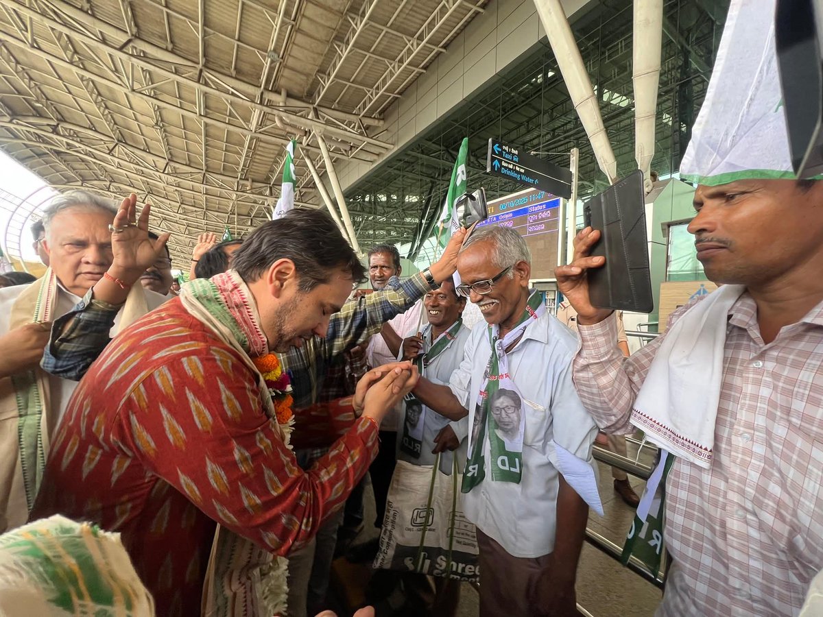 Vivekdeol7's tweet image. ओडिशा के भुवनेश्वर स्थित बीजू पटनायक इंटरनेशनल एयरपोर्ट पर माननीय @jayantrld  जी का राष्ट्रीय लोकदल ओडिशा इकाई द्वारा प्रदेश अध्यक्ष श्री जितेन्द्र कुमार हाटी जी के नेतृत्व में  स्वागत किया गया।इस दौरान माननीय श्री जयन्त चौधरी जी ने श्रद्धेय बीजू पटनायक जी की प्रतिमा को नमन किया।