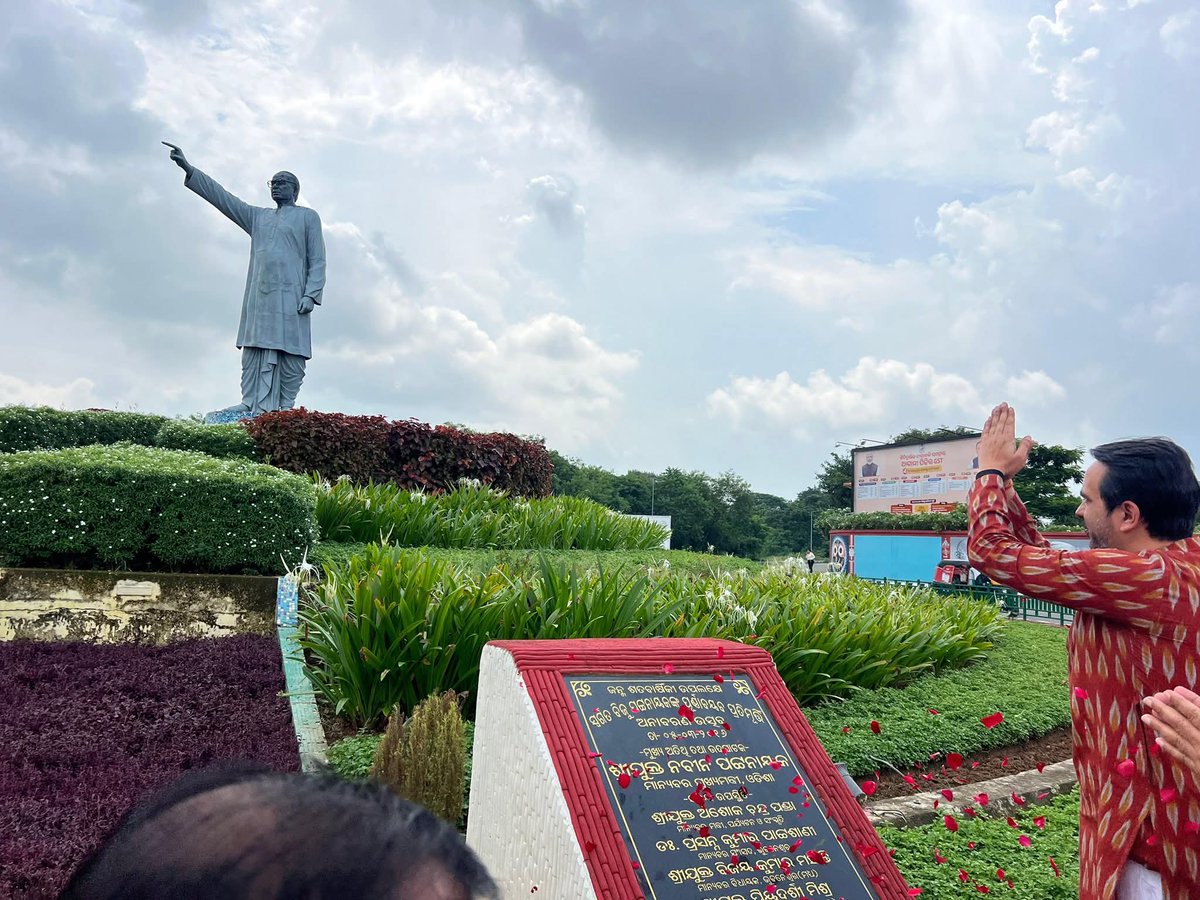 Vivekdeol7's tweet image. ओडिशा के भुवनेश्वर स्थित बीजू पटनायक इंटरनेशनल एयरपोर्ट पर माननीय @jayantrld  जी का राष्ट्रीय लोकदल ओडिशा इकाई द्वारा प्रदेश अध्यक्ष श्री जितेन्द्र कुमार हाटी जी के नेतृत्व में  स्वागत किया गया।इस दौरान माननीय श्री जयन्त चौधरी जी ने श्रद्धेय बीजू पटनायक जी की प्रतिमा को नमन किया।