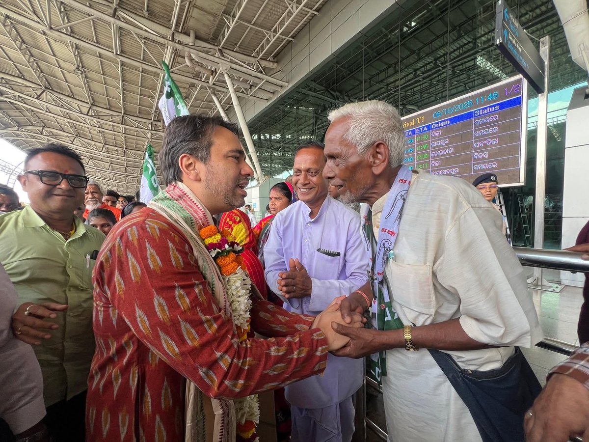 Vivekdeol7's tweet image. ओडिशा के भुवनेश्वर स्थित बीजू पटनायक इंटरनेशनल एयरपोर्ट पर माननीय @jayantrld  जी का राष्ट्रीय लोकदल ओडिशा इकाई द्वारा प्रदेश अध्यक्ष श्री जितेन्द्र कुमार हाटी जी के नेतृत्व में  स्वागत किया गया।इस दौरान माननीय श्री जयन्त चौधरी जी ने श्रद्धेय बीजू पटनायक जी की प्रतिमा को नमन किया।