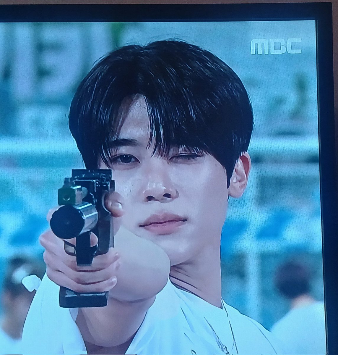 yui_511_'s tweet image. #아육대본방사수 #MBCkpop #NCTWISH
사격하는데 얼굴이 너무 야바이..//