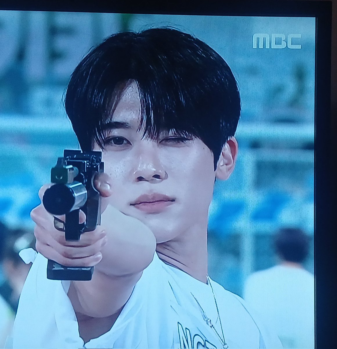 yui_511_'s tweet image. #아육대본방사수 #MBCkpop #NCTWISH
사격하는데 얼굴이 너무 야바이..//