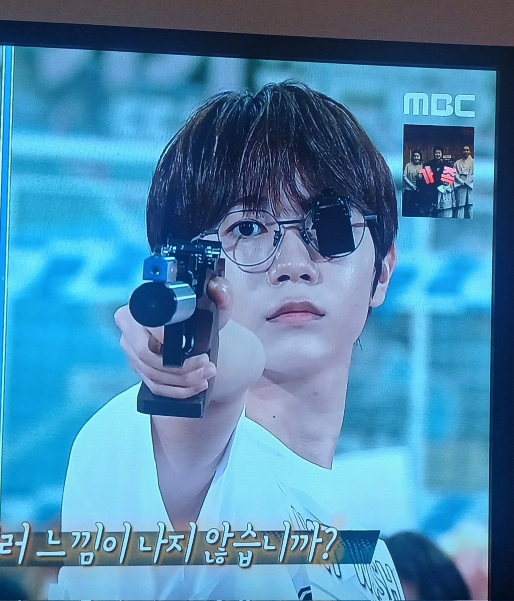 yui_511_'s tweet image. #아육대본방사수 #MBCkpop #NCTWISH
사격하는데 얼굴이 너무 야바이..//