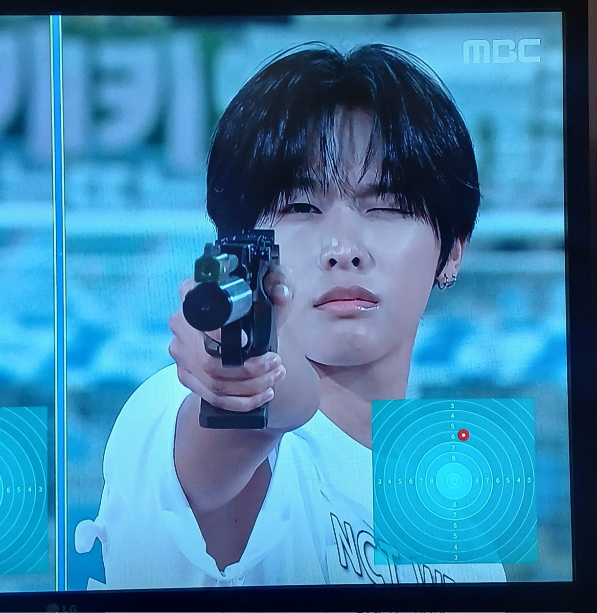 yui_511_'s tweet image. #아육대본방사수 #MBCkpop #NCTWISH
사격하는데 얼굴이 너무 야바이..//