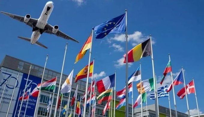 تحوّل رقمي في السفر إلى أوروبا. ابتداءً من 12 أكتوبر 2025، تطلق أوروبا نظام الدخول والخروج الجديد EES، ليُحدث نقلة نوعية في عبور حدود دول شنغن.. أبرز ملامح النظام: يُطبّق في 25 دولة أوروبية + سويسرا والنرويج وليختنشتاين وآيسلندا. يُلغي الأختام اليدوية على الجوازات. يُسجّل بيانات دخول وخروج الزوار غير الأوروبيين رقميًا. يهدف لتسريع الإجراءات وتعزيز الأمان الحدودي 