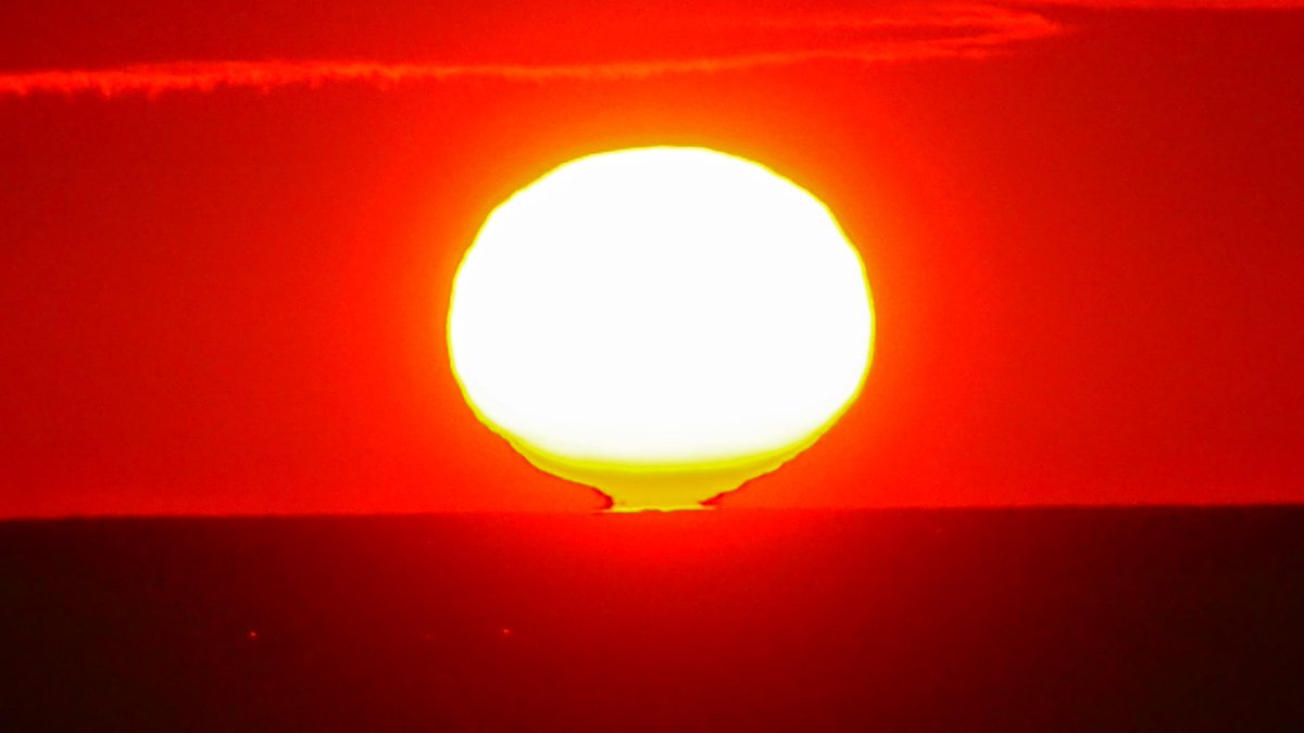 k19ch1's tweet photo. 10月6日
八丈島の夕暮れ
雲は有ったけど
綺麗な夕陽が
日没まで楽しめた
ANA最終便は定刻就航
お疲れ様でした
#八丈島
#八丈島民図鑑
#宇喜多秀家公と豪姫の碑
#夕暮れ
#夕陽
#八丈島空港 #RJTH 
#JA217A #全日空 https://t.co/cSlOuUA3fN