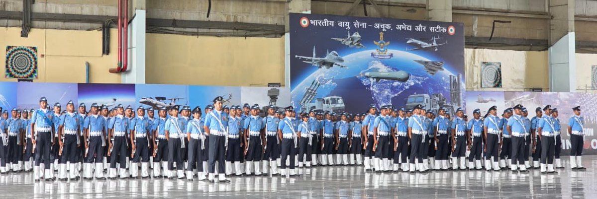 AIRNewsHindi's tweet photo. #उत्तरप्रदेश: हिंडन एयर फोर्स स्टेशन, गाजियाबाद में वायुसेना दिवस की तैयारी में भारतीय वायु सेना के जवान पूरी शान और अनुशासन के साथ ड्रेस रिहर्सल कर रहे हैं।✈️🇮🇳
भारतीय वायुसेना 8 अक्टूबर 2025 को अपनी 93वीं वर्षगांठ मनाएगी।
#AirForceDay #IAF93Years https://t.co/bsr8tWbR2H