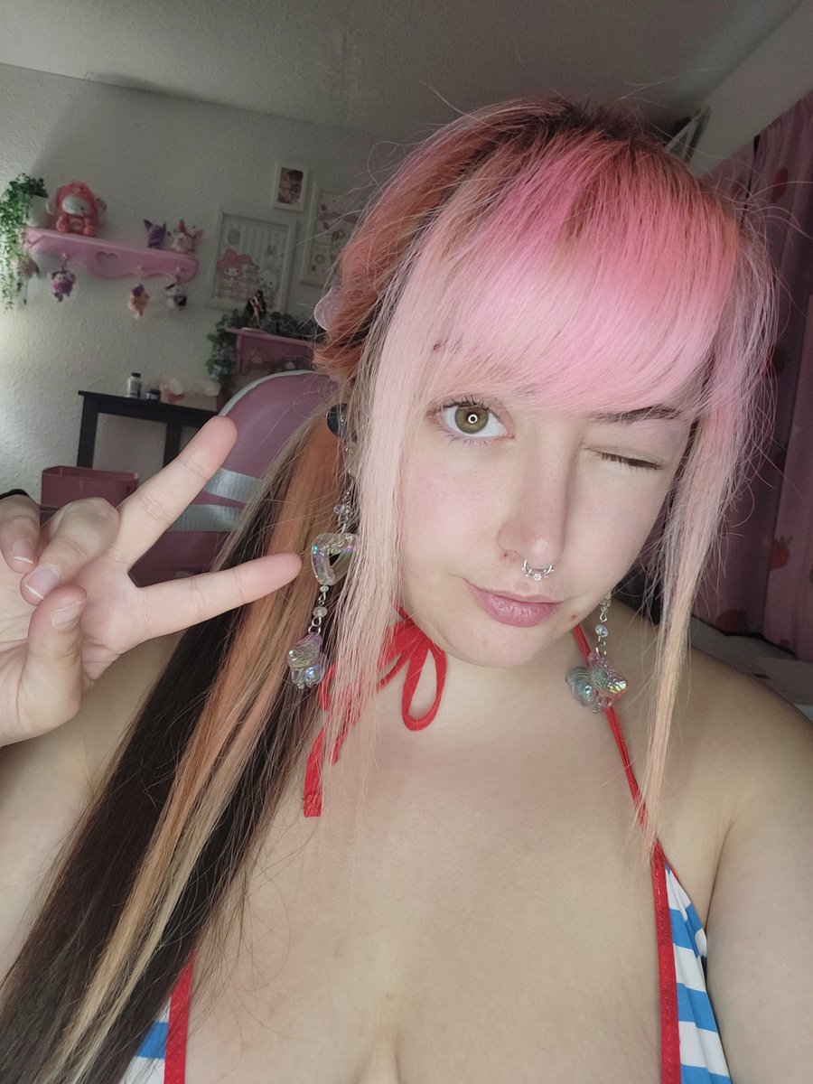 Strawberrycubs's tweet photo. Guess whos coming back today ♡♡ https://t.co/GU9RjbDiuQ
