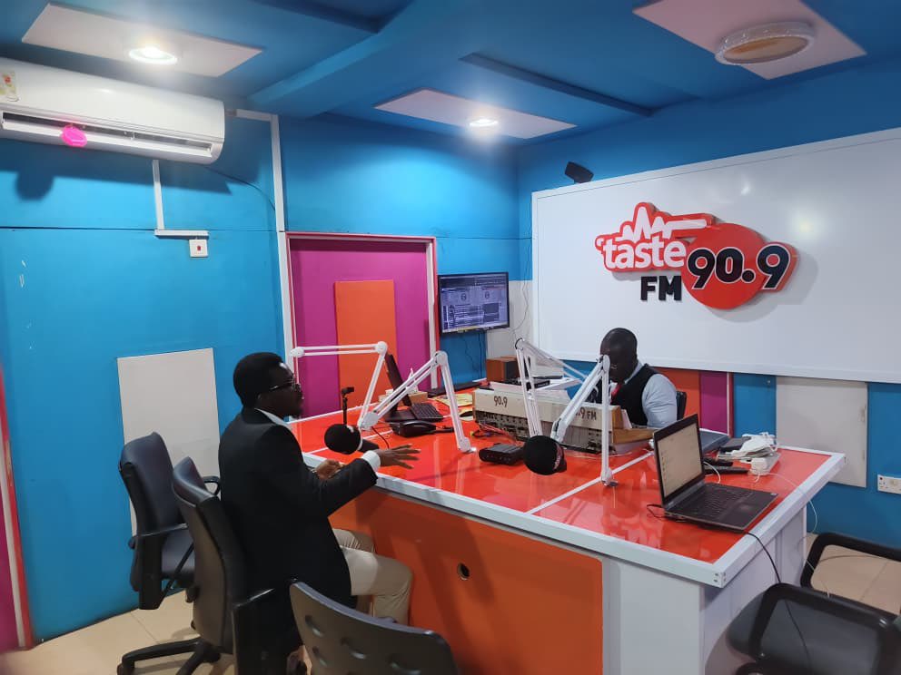 epa_koforidua's tweet image. The ER-EPA joined Taste FM (90.9) to talk about the new Environmental Protection Act, 2025 (Act 1124) and kick off Client Service Week!
The Act gives EPA stronger powers to protect our environment from waste to pesticides to climate action. 
#ClientServiceWeek
 #PublicAwareness