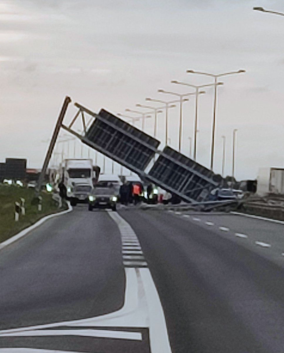 Podelimo i zapamtimo ovo govno iz Zemuna <a href="/VladimirZemun/">Vladimir Nikolić</a> Vladimir Nikolić koje širi ovu laž, a istina je da je kamion udario u bankinu. Podelite da Srbija zna ko je govno iz Zemuna!