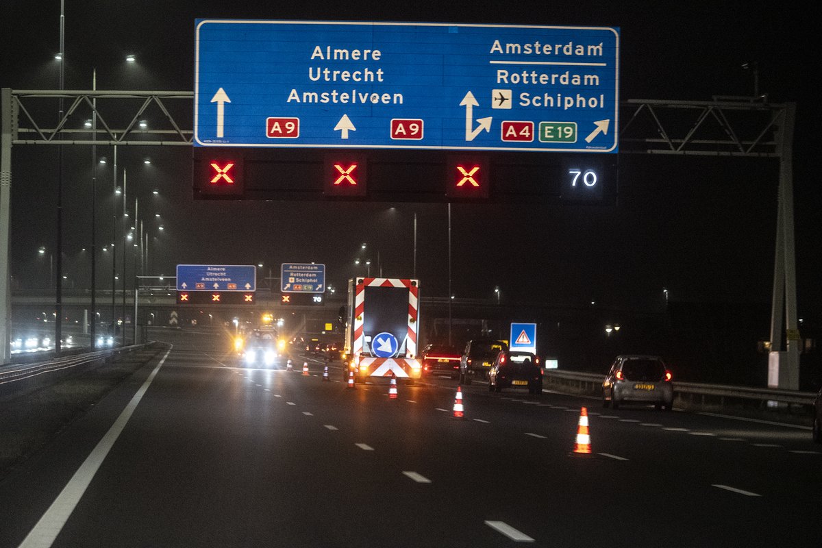 Weekendafsluiting A9 tussen knooppunten Badhoevedorp en Holendrecht in beide richtingen. 
📅Van vrijdag 10 oktober 20.00 uur tot maandag 13 oktober 5.00 uur. 
↗️Oprit 6 Aalsmeer richting Schiphol/Haarlem open.
Meer info 👇
bezoekerscentrum.rijkswaterstaat.nl/SchipholAmster…