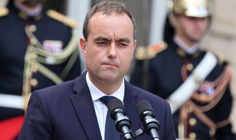 Πέφτει η κυβέρνηση στη Γαλλία: Παραιτήθηκε από πρωθυπουργός ο Σεμπαστιάν Λεκορνί politic.gr/politiki/pefte…