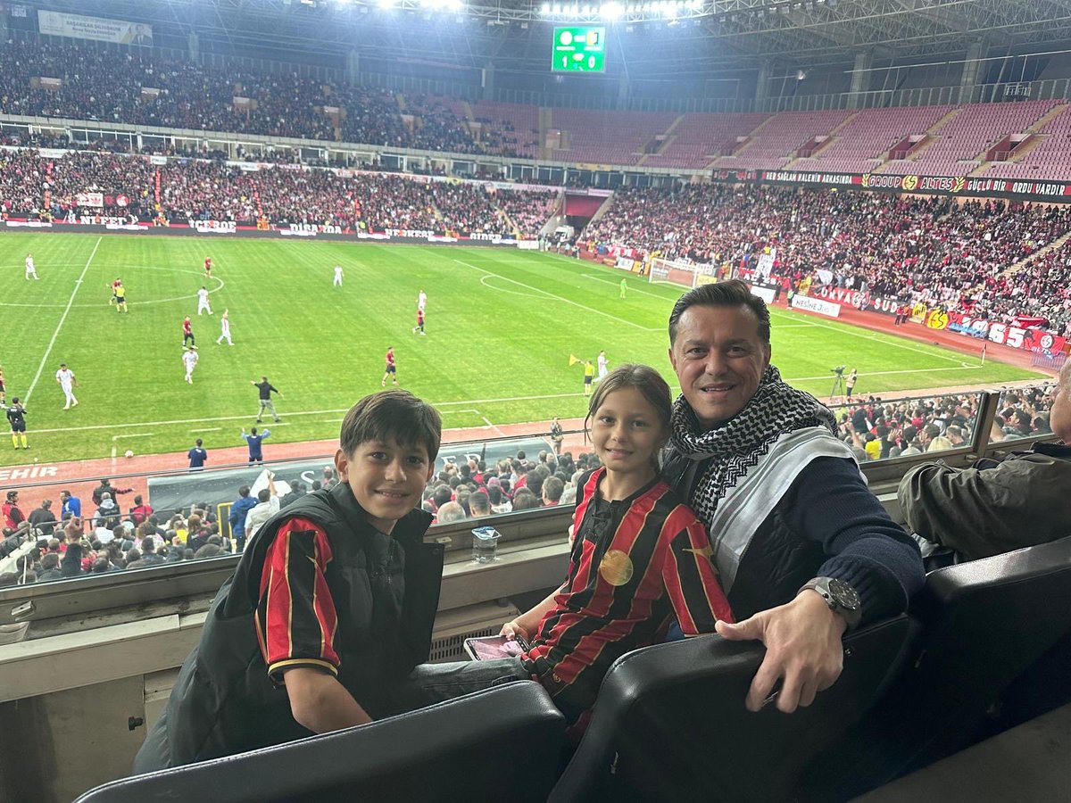 EskHaberOtesi's tweet photo. AK Parti MKYK üyesi ve Eskişehir Milletvekili Nebi Hatipoğlu'Eskişehirspor'un Uşakspor maçını  #FethiHeper Stadyumunda çocukları ile birlikte izledi.
@NebiHatipoglu ,Bir maçtan çok daha fazlası…
@Eskisehirspor ’un  yanında olmak ifadelerini kullandı
https://t.co/SzQyvyhQ5f https://t.co/2pAjpRaEzl