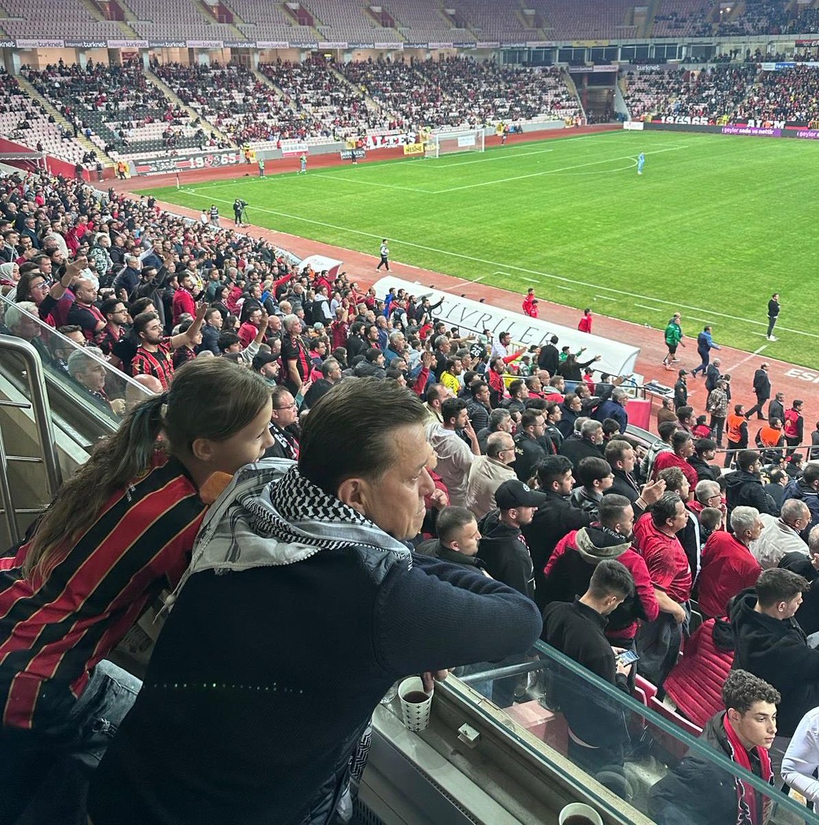 EskHaberOtesi's tweet photo. AK Parti MKYK üyesi ve Eskişehir Milletvekili Nebi Hatipoğlu'Eskişehirspor'un Uşakspor maçını  #FethiHeper Stadyumunda çocukları ile birlikte izledi.
@NebiHatipoglu ,Bir maçtan çok daha fazlası…
@Eskisehirspor ’un  yanında olmak ifadelerini kullandı
https://t.co/SzQyvyhQ5f https://t.co/2pAjpRaEzl