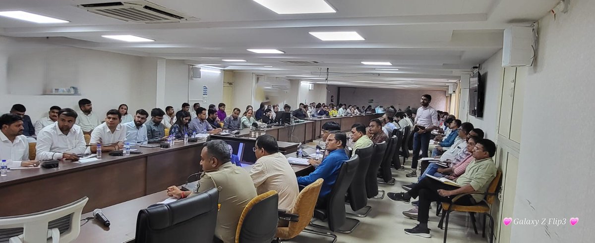 CollectorMeh's tweet photo. આગામી તા. 9 તથા 10 ઓક્ટોબર 2025 ના રોજ મહેસાણા જિલ્લામાં યોજાનાર પ્રથમ વાઈબ્રન્ટ ગુજરાત રીજીયોનલ કોન્ફરન્સની પૂર્વ તૈયારીના ભાગરૂપે સંબધિત તમામ અધિકારીશ્રીઓ સાથે સમીક્ષા બેઠક યોજી જરૂરી સૂચનાઓ આપી.
@CMOGuj
@revenuegujarat
@infomahesanagog https://t.co/e2KeyE79kQ