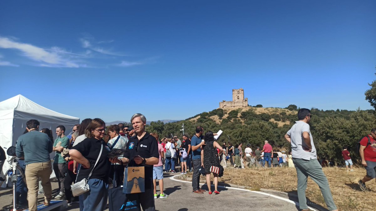 astroguada's tweet photo. 🚀 Estamos super emocionados de haber participado en el ESA Open Day 2025 en @esa (ESAC) de Madrid.🌞
A pesar calor 🥵,  la Observación Solar fue un éxito. ¡Gracias voluntarios, visitantes, organización y a @PGLario por permitinos participar ❤️
 #ESAOpenDays #ESAC #divulgación https://t.co/3KGs26Hsf5