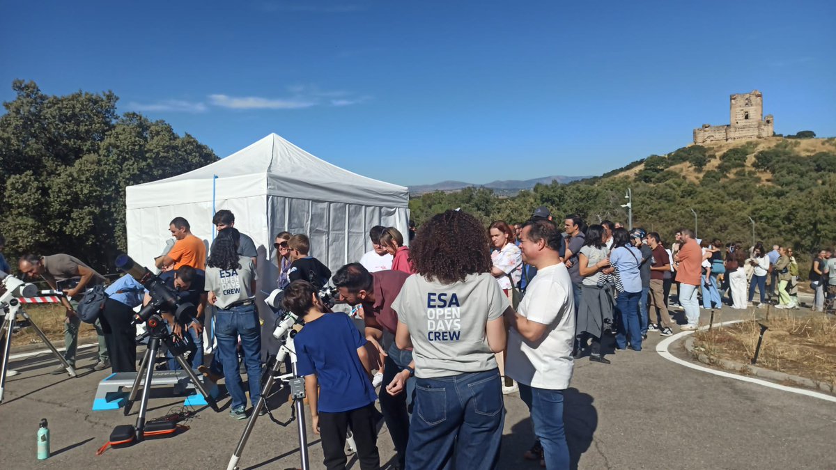 astroguada's tweet photo. 🚀 Estamos super emocionados de haber participado en el ESA Open Day 2025 en @esa (ESAC) de Madrid.🌞
A pesar calor 🥵,  la Observación Solar fue un éxito. ¡Gracias voluntarios, visitantes, organización y a @PGLario por permitinos participar ❤️
 #ESAOpenDays #ESAC #divulgación https://t.co/3KGs26Hsf5