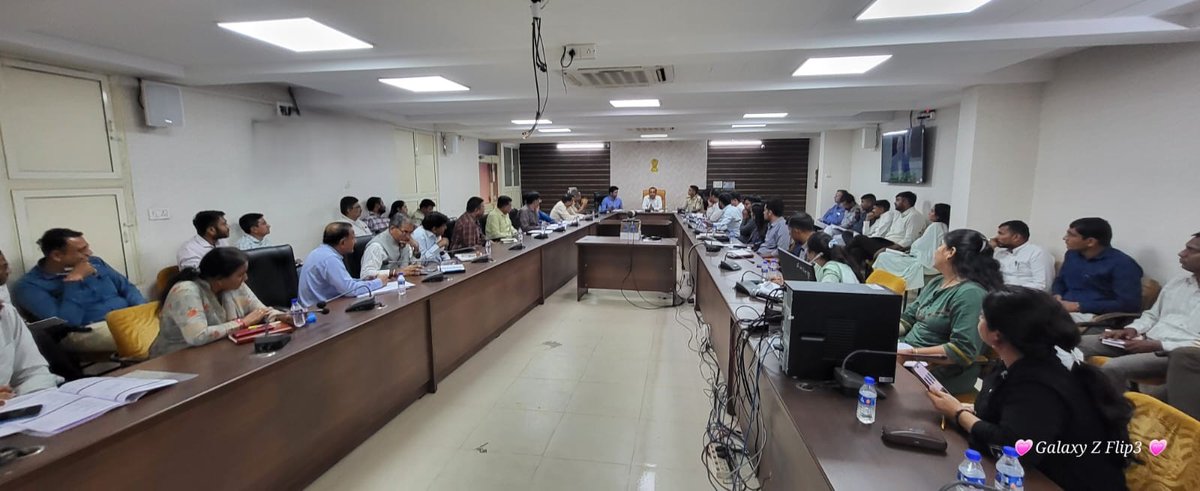 આગામી તા. 9 તથા 10 ઓક્ટોબર 2025 ના રોજ મહેસાણા જિલ્લામાં યોજાનાર પ્રથમ વાઈબ્રન્ટ ગુજરાત રીજીયોનલ કોન્ફરન્સની પૂર્વ તૈયારીના ભાગરૂપે સંબધિત તમામ અધિકારીશ્રીઓ સાથે સમીક્ષા બેઠક યોજી જરૂરી સૂચનાઓ આપી.
<a href="/CMOGuj/">CMO Gujarat</a>
<a href="/revenuegujarat/">Revenue Dep. Gujarat</a>
<a href="/infomahesanagog/">Info Mahesana GoG</a>