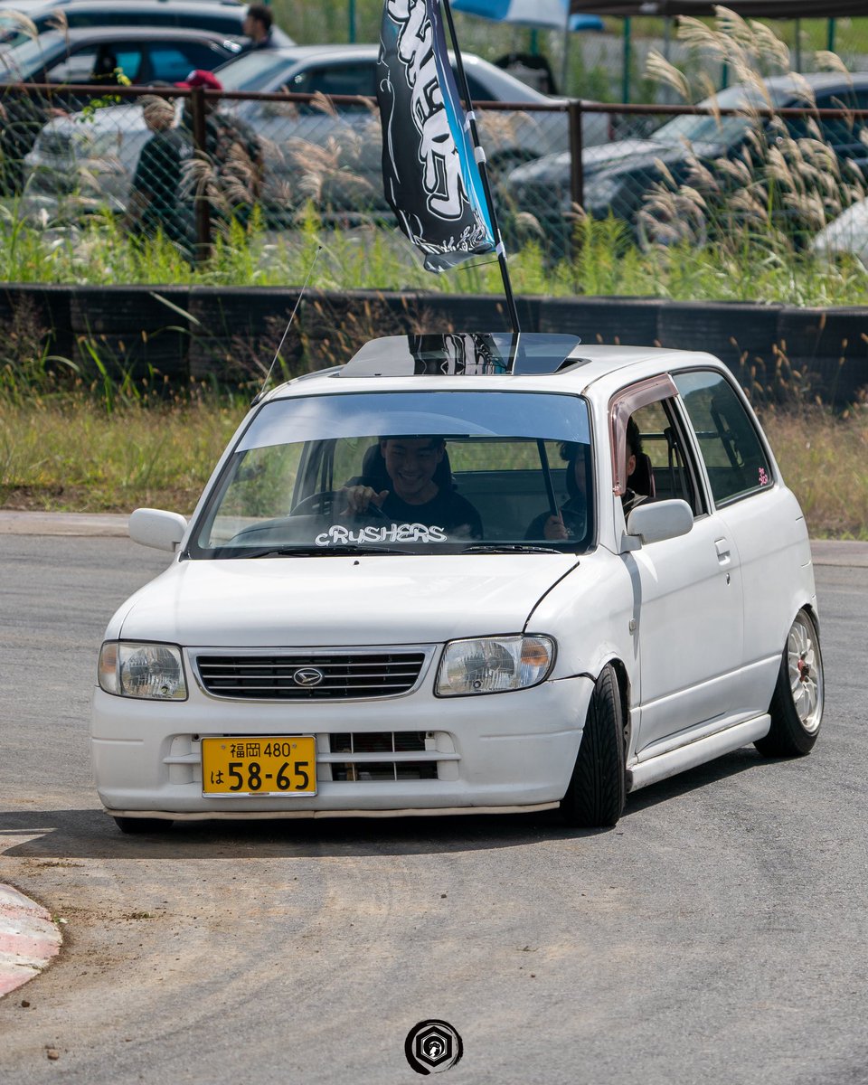 横向いてる写真あって草