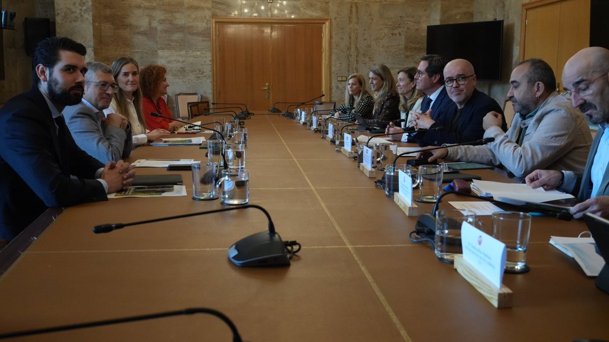🤝📸En el Ministerio para la Transición Ecológica y el Reto Demográfico, <a href="/mitecogob/">Transición Ecológica y Reto Demográfico</a>, la vicepresidenta tercera y ministra Sara Aagesen preside una reunión clave con los agentes sociales, entre los que se encuentran, <a href="/UnaiSordo/">Unai Sordo</a> y <a href="/PachecoJpacheco/">Javier pacheco #OFENSIVACCOO</a> por <a href="/CCOO/">COMISIONES OBRERAS</a>, para impulsar el Pacto