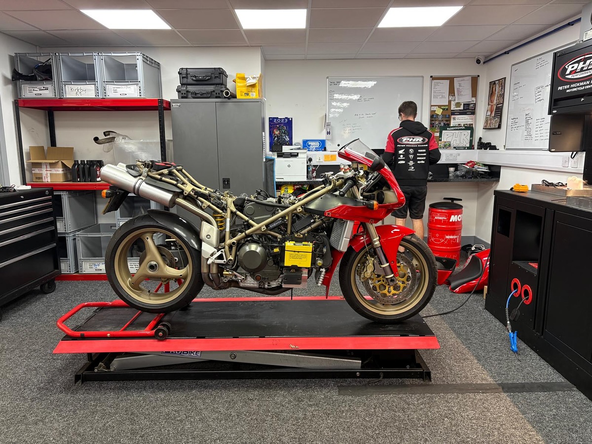 ProBikeUK's tweet image. Another stunner in the @phrperformance workshop this week 🧰👌

@DucatiUK 996 in for a Full service, new belts, tyres and @Termignoni_spa exhausts 🔥 

Our EHS500 lift is perfectly colour coordinated 👏

#ProBikeUK #EHS500 #PHR #Ducati