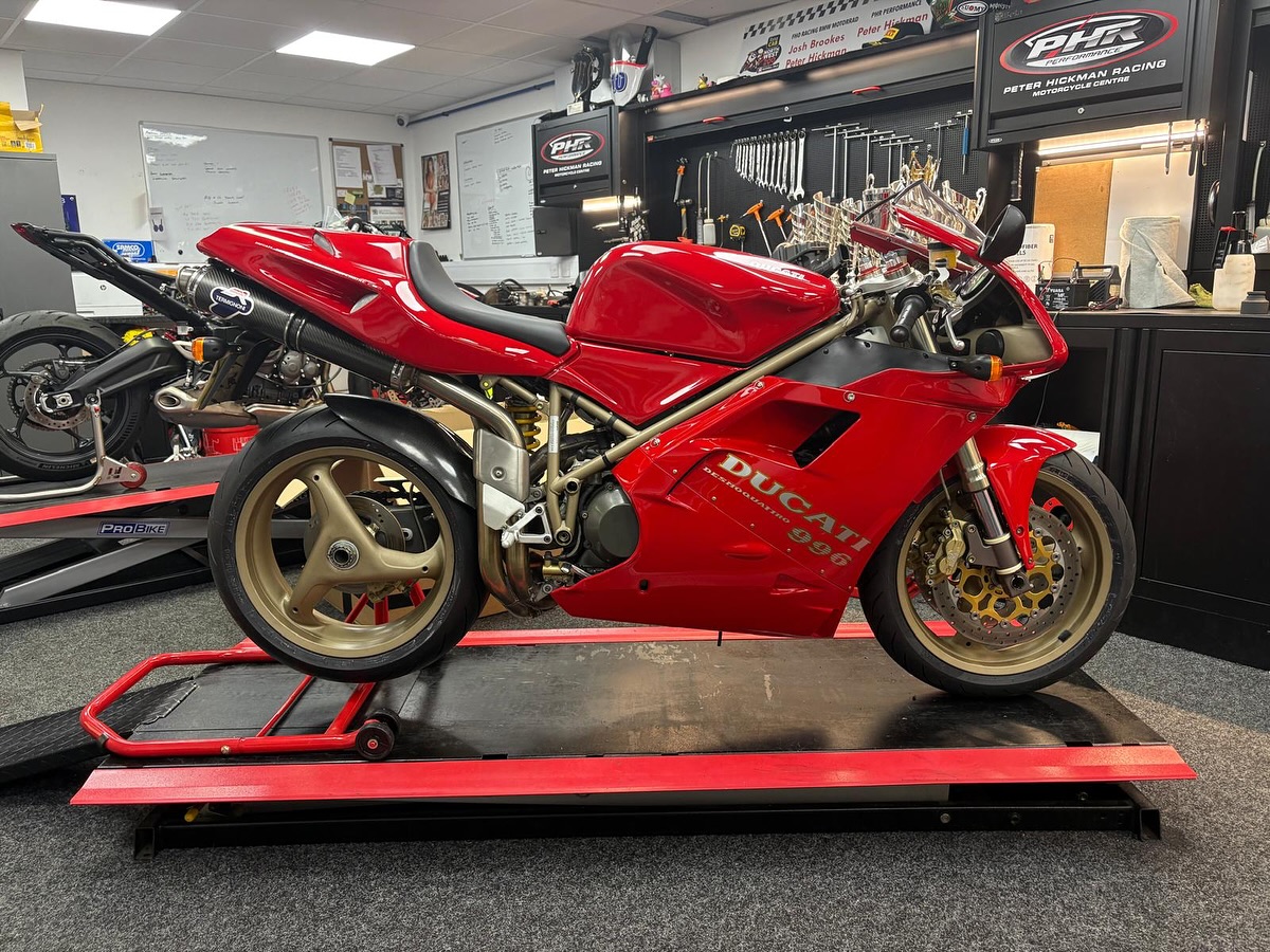 ProBikeUK's tweet image. Another stunner in the @phrperformance workshop this week 🧰👌

@DucatiUK 996 in for a Full service, new belts, tyres and @Termignoni_spa exhausts 🔥 

Our EHS500 lift is perfectly colour coordinated 👏

#ProBikeUK #EHS500 #PHR #Ducati