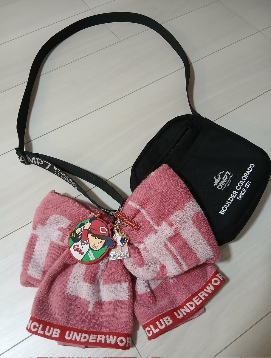 FCUW大阪公演まで、あと1週間☝🏻✨

ツアータオルをリボンにしてチャームとキーホルダーも付けちゃって、いい感じですわ🌹

 #ポルノグラフィティ
 #FCUW6