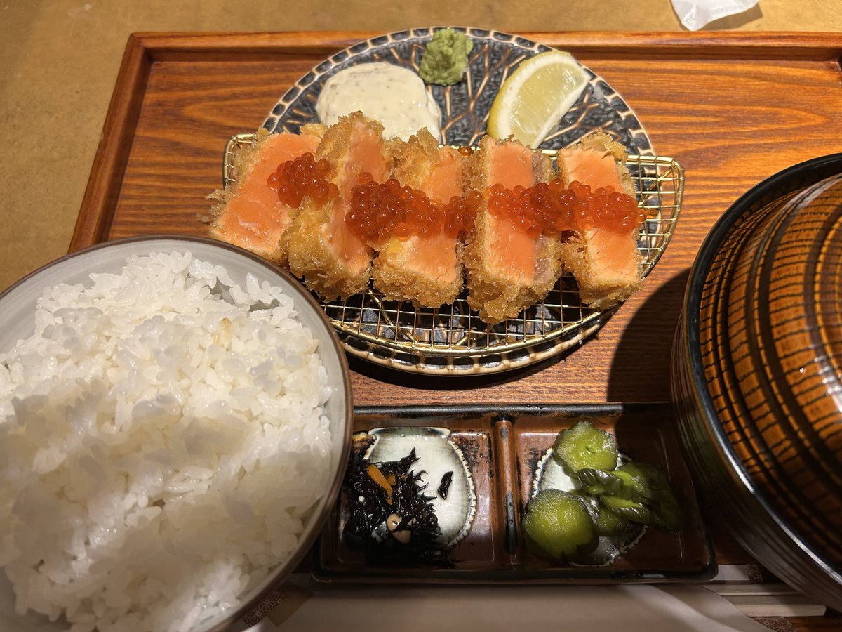 東京着！
駅の中にホテルあってご飯屋沢山あり完璧過ぎた(迷子になったけど)
角煮とYouTubeで見て食べてみたかった
サーモンカツ！明日朝一で帰っても良い！！満足でした