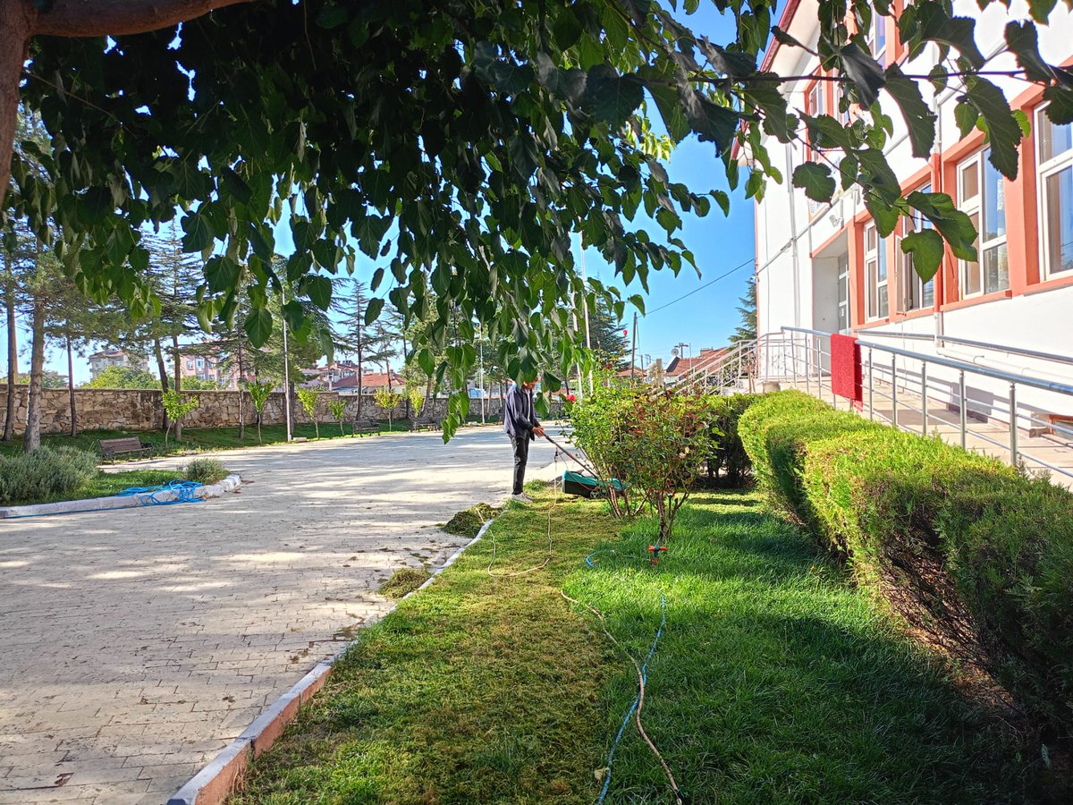 KireliMtal's tweet photo. Okulumuzun bahçesinde, öğrencilerimiz için kolları sıvadık! Artık öğrencilerimiz, yeşilin kucağında daha sakin, daha ferah bir ortamda eğitim alacak. Bu emek, onların gülümsemesi için...  #Öğrencilerimizİçin #YeşilEğitim #HuzurluBahçe @MeslekiEgitim42
@ErdoanMaden3
@HuyukilceMEM https://t.co/U14FKPaXsw