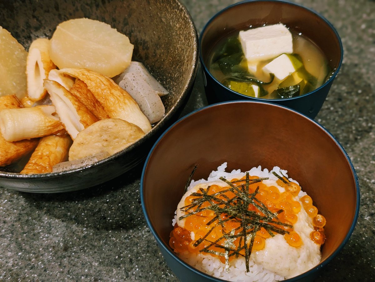 tmm_supino0017's tweet image. Tonight’s dinner: oden and rice topped with grated yam and salmon roe. #dinnertime