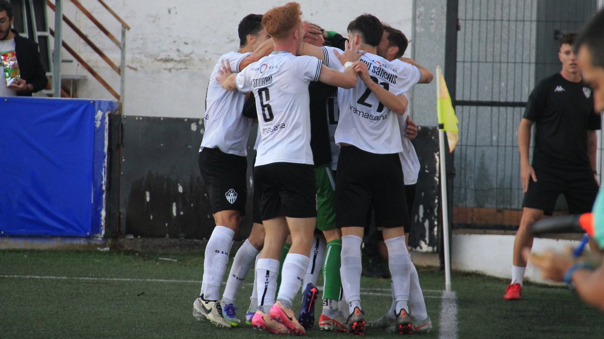 Bon dia ☀️

📸 Com ens agrada celebrar gols. Els quatre de jugadors d'Ontinyent!