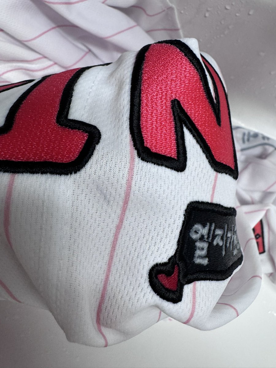 wogmlditkfkdgo's tweet image. 엘지트윈스 최고심 콜라보 노마킹 유니폼 95사이즈 양도합니다! 
-6.5
착용 1번 세탁 1번 했어요! 사진 속 오염은 실제로 티 많이 안나고 마킹 자리라 마킹 하시면 가려질 듯 해요! 편히 연락 주세용

open.kakao.com/o/sCDSXvth

한화 롯데 삼성 키움 케이티 두산 랜더스 쓱 기아 엔씨 티켓 포스트시즌