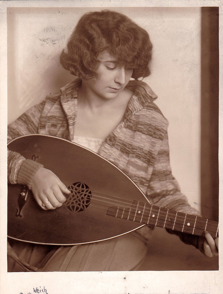 akraeides's tweet image. 