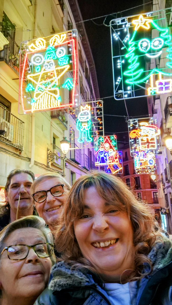🎅 En Madrid ya están montando las luces.
Sí, en octubre.

Y mientras tú sigues con el ventilador puesto, el centro ya huele a castañas y villancicos.

Te dejamos la guía definitiva para sobrevivir (y disfrutar) la Navidad madrileña 🎄👇
👉 vivelavidaroca.com/navidad-en-mad…

#NavidadMadrid