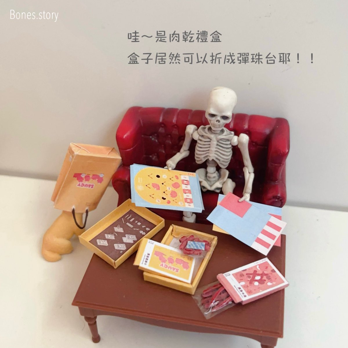 bones_story's tweet photo. 以前會拿紙盒自己DIY彈珠台
這個包裝盒設計真的太讓人驚喜了🤩
直接整套折一折就行，有得吃又有得玩
腸太郎圖案超可愛～ 中秋節快樂 🥮
-
#骷髏劇場 #handmade #袖珍 #手作 #迷你 #miniature #仿真食物 #fakefood #toyphoto #toyphotography #dttofriends #腸太郎 #黑橋牌 #香腸 #彈珠台 #扭蛋 #食玩 https://t.co/U4amwTe0RF