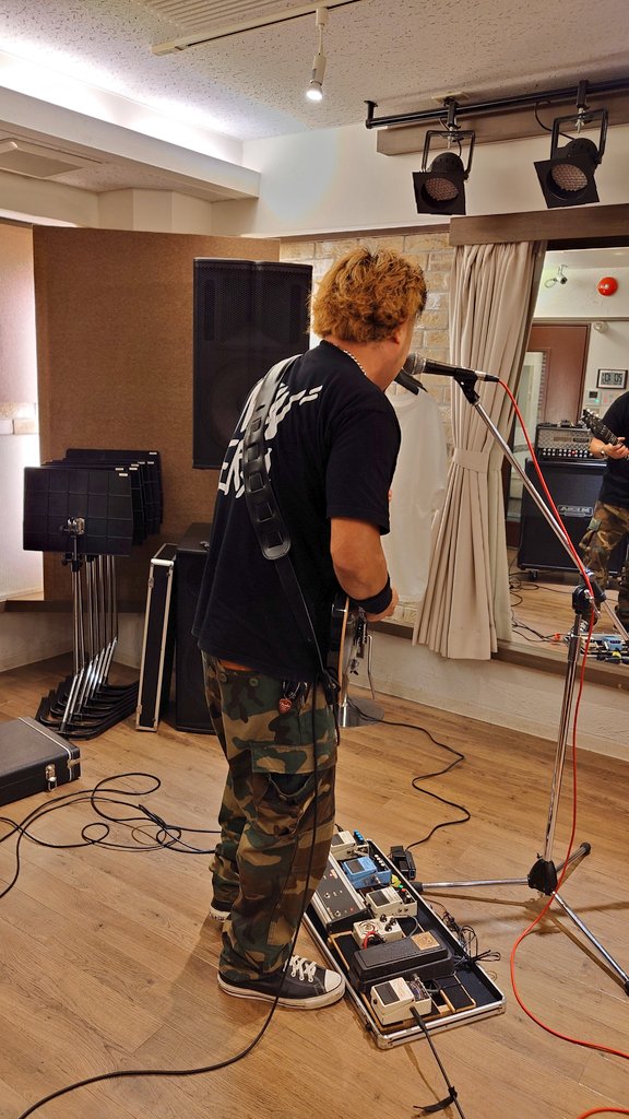 D_Atsuuuuuuuu69's tweet photo. Volume-8リハしてきました!
しかし…
カマーがバックレ!!
寂しく3人でリハしてきました…
既存曲を、詰めていく感じだったなー
せっかくなので、いつものセッティングじゃなく、ちょっとポップな仕様でプレイしてきたよw
16インチのシンバル、新鮮だったな…
金物は音小さいしよーw
#volume8 https://t.co/mJF84TIDhM