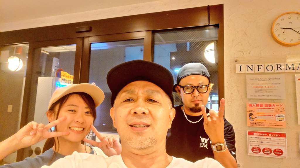 D_Atsuuuuuuuu69's tweet photo. Volume-8リハしてきました!
しかし…
カマーがバックレ!!
寂しく3人でリハしてきました…
既存曲を、詰めていく感じだったなー
せっかくなので、いつものセッティングじゃなく、ちょっとポップな仕様でプレイしてきたよw
16インチのシンバル、新鮮だったな…
金物は音小さいしよーw
#volume8 https://t.co/mJF84TIDhM
