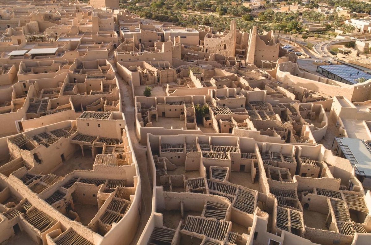 وقّعت شركة الدرعية <a href="/DiriyahCo/">Diriyah Company l شركة الدرعية</a> اتفاقية شراكة إستراتيجية مع شركة ماجد الفطيم القابضة <a href="/MajidAlFuttaim/">Majid Al Futtaim</a> ، لبناء فوكس سينما واستقطاب 7 علامات تجارية عالمية في #ميدان_الدرعية ، ضمن واحد من أكبر وجهات التسوق والترفيه المستقبلية في المملكة 🌇

— تفاصيل الاتفاقية:

• المساحة الإجمالية: