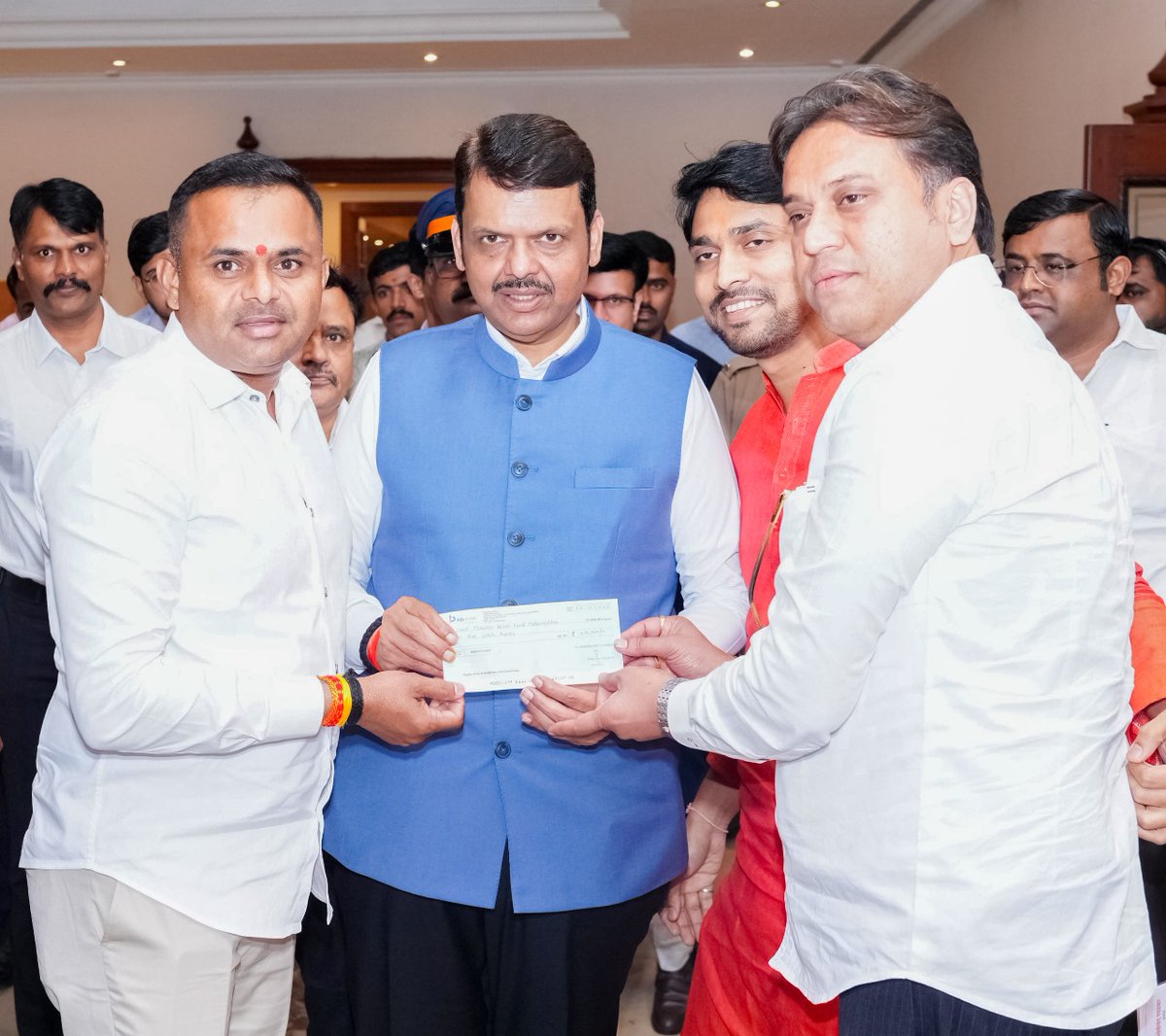 CMOMaharashtra's tweet image. मुख्यमंत्री देवेंद्र फडणवीस यांना मुंबई येथे &apos;गवारे अर्थ मुव्हर्स&apos;च्या वतीने अतिवृष्टीग्रस्तांसाठी &apos;मुख्यमंत्री सहाय्यता निधी&apos;मध्ये ₹5,00,000 देणगीचा धनादेश सुपूर्द करण्यात आला. यावेळी मुख्यमंत्री फडणवीस यांनी त्यांचे आभार मानले!

@Dev_Fadnavis
#Maharashtra #DevendraFadnavis…