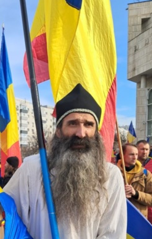 🇷🇴 ROUMANIE :

INACCEPTABLE !

📍Stegarul Dac, torturé comme les prisonniers politiques sous l’occupation soviétique : promené en chaînes sur le toit de la prison de Giurgiu. Scènes kafkaïennes au tribunal : le gendarme Tufă a tenté de déshabiller l’avocat Chitic.

Incarceré au