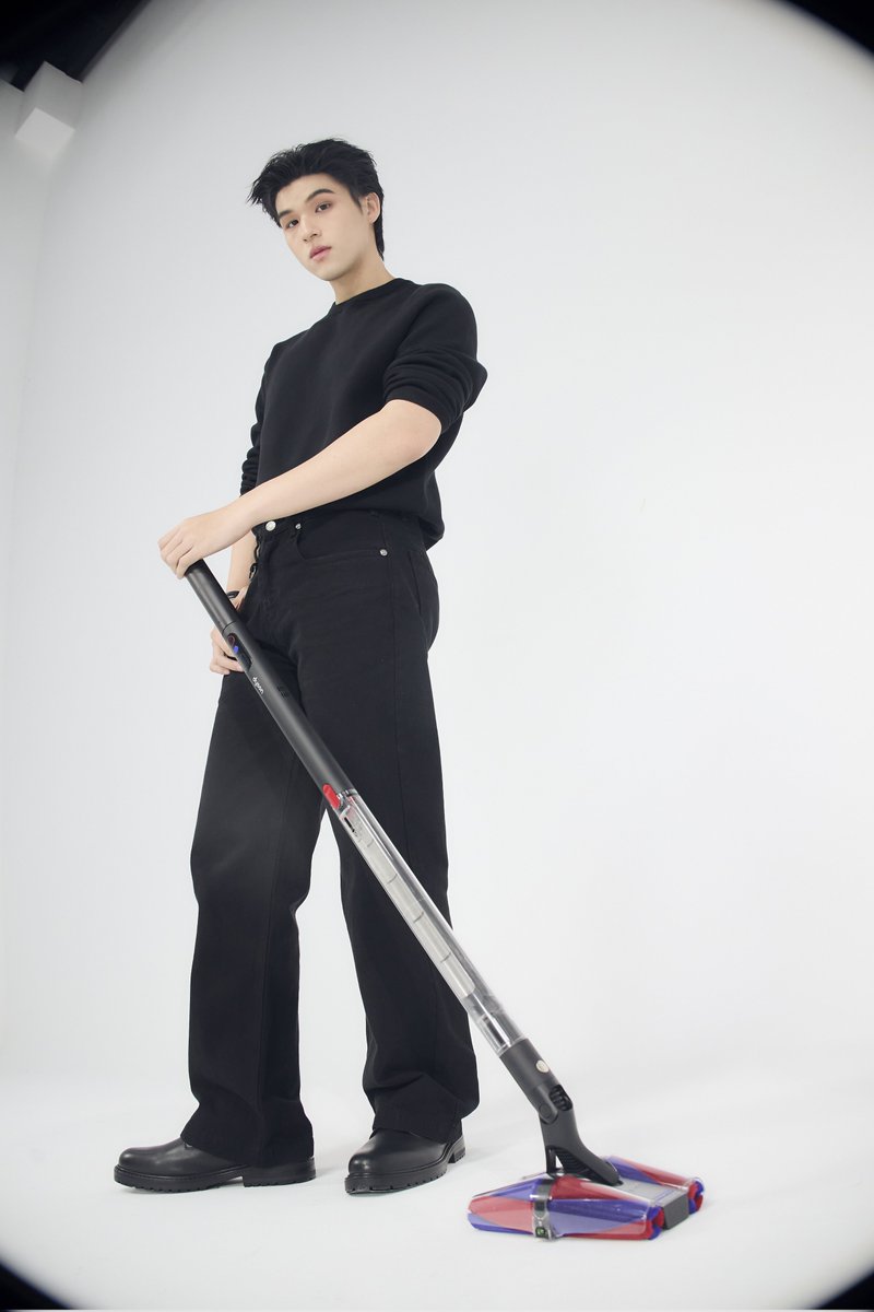 mayaonline2002's tweet photo. นี่ล่ะ! วิถีพ่อบ้านหมายเลข1 ✨️ สกาย วงศ์รวี #skywongravee Friend of Dyson เผยกับลุค All Black สุดคูลกับไอเทมคู่บ้านคู่ใจ Dyson PencilVac เทคโนโลยีสุดล้ำที่ตอบโจทย์ไลฟ์สไตล์ของเขาเหมือนเกิดมาเพื่อสิ่งนี้!!

#DysonTHxSKY
#DysonTH #DysonPencilVac #DysonSkyWongravee #DysonHome https://t.co/Me26wdctpa